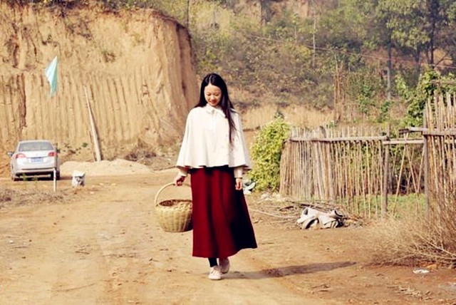 四川成都学生爬窗台听高数课场面堪比演唱会“太阳成集团tyc7111cc”(图3) 太阳成集团tyc7111cc