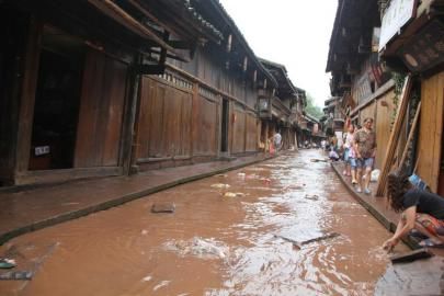 太阳成集团tyc7111cc:全国人大常委、台盟中央常务副主席汪毅夫莅临华忆中专考察工作(图1) 太阳成集团tyc7111cc